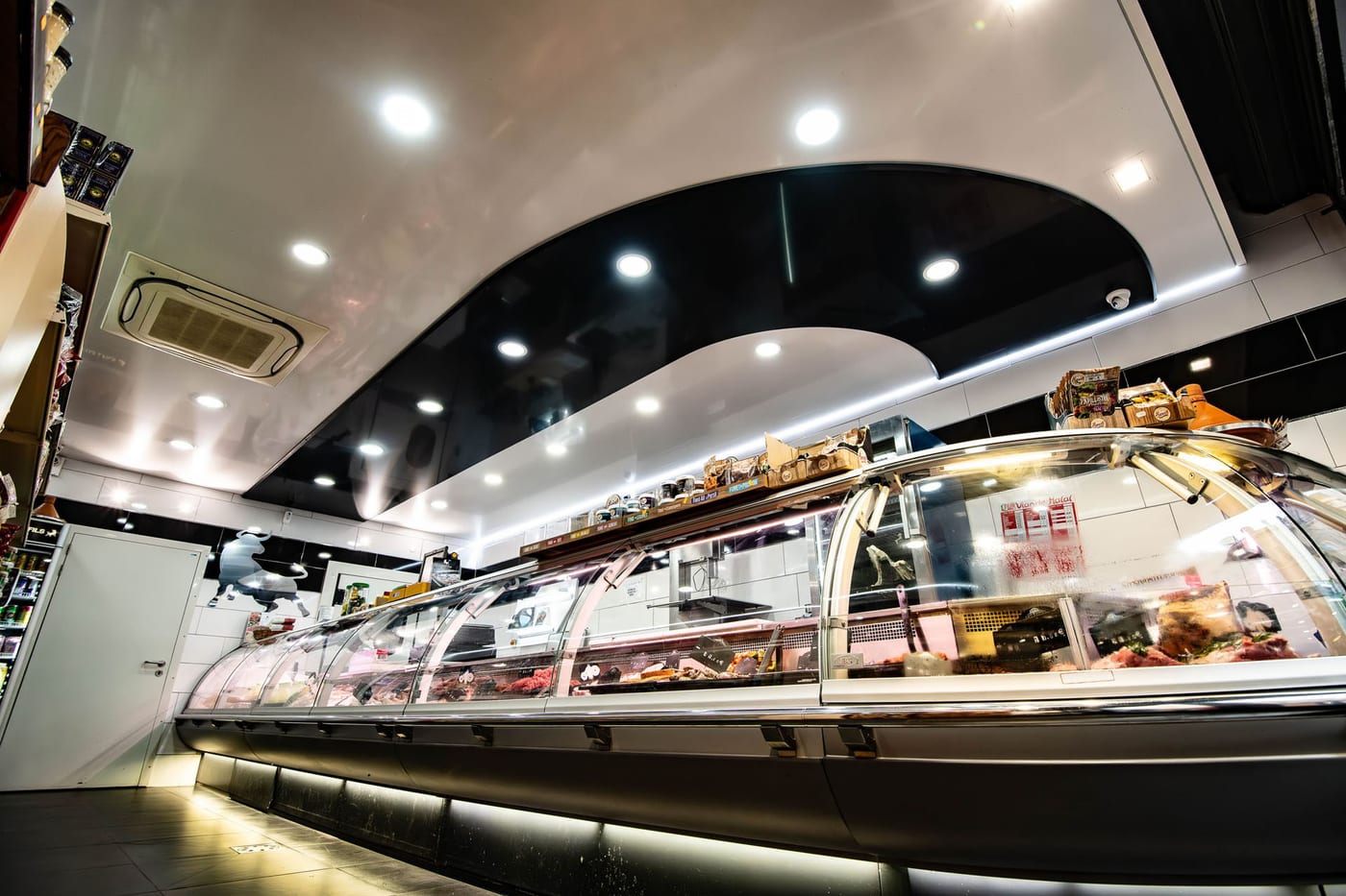 Intérieur de commerce alimentaire éclairé, caméra dôme au plafond