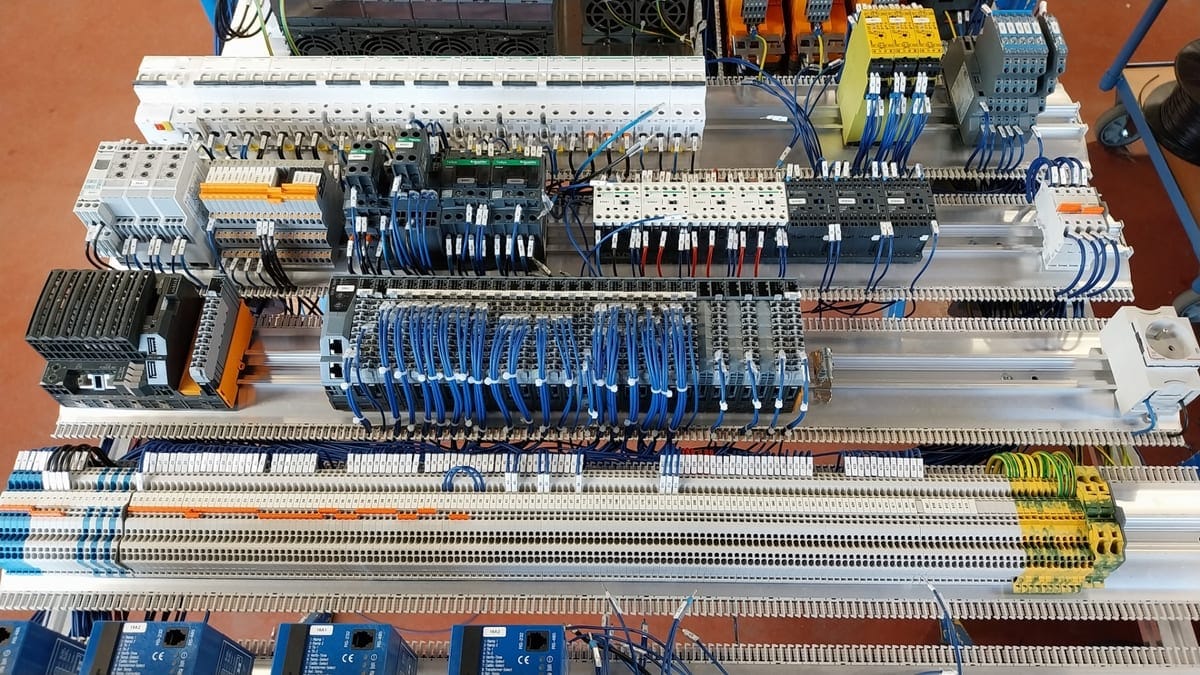 Armoire technique au câblage bleu peigné, borniers repérés proprement